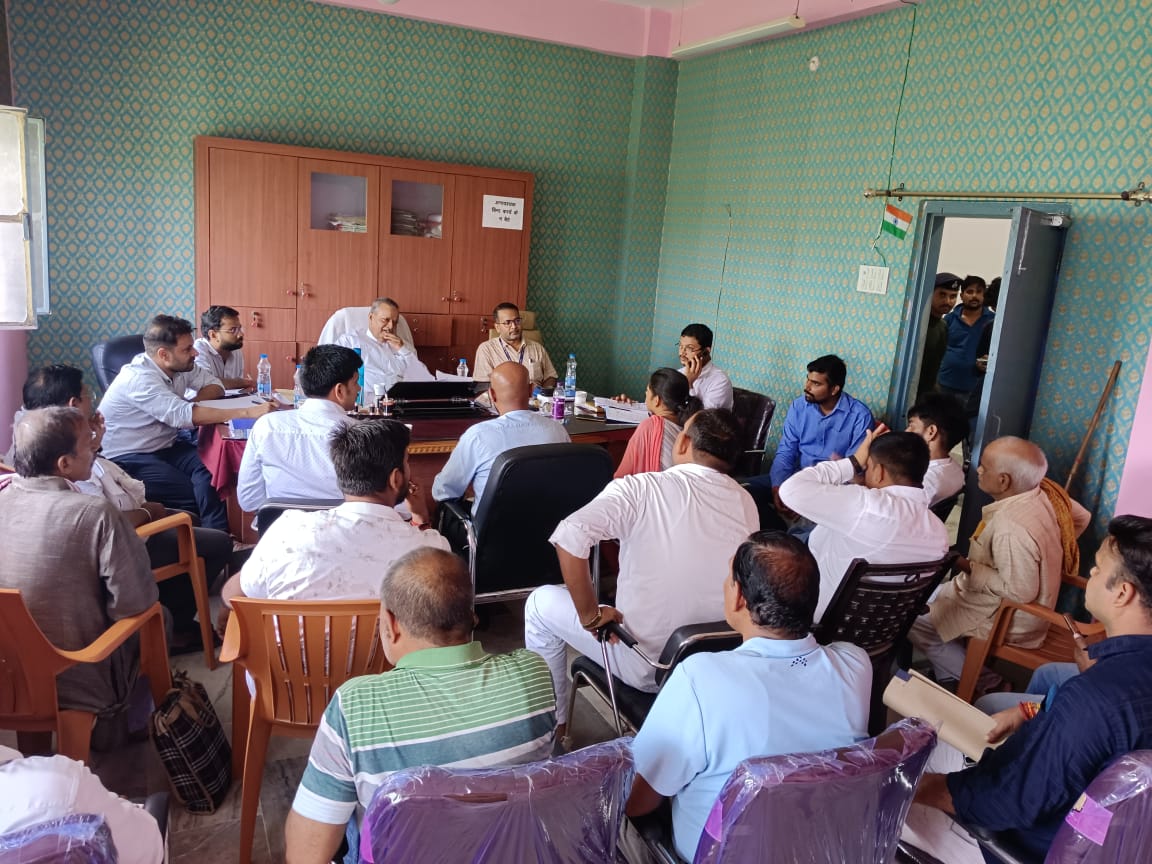 बड़हरा विधायक ने विभिन्न विभागों के जिला और प्रखंड के पदाधिकारियों के साथ बाढ़ को लेकर की बैठक।