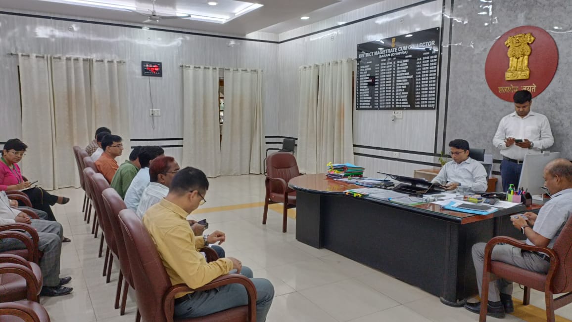 DM ने भूमि सर्वेक्षण को लेकर बंदोबस्त कार्यालय के पदाधिकारियों के साथ की बैठक।