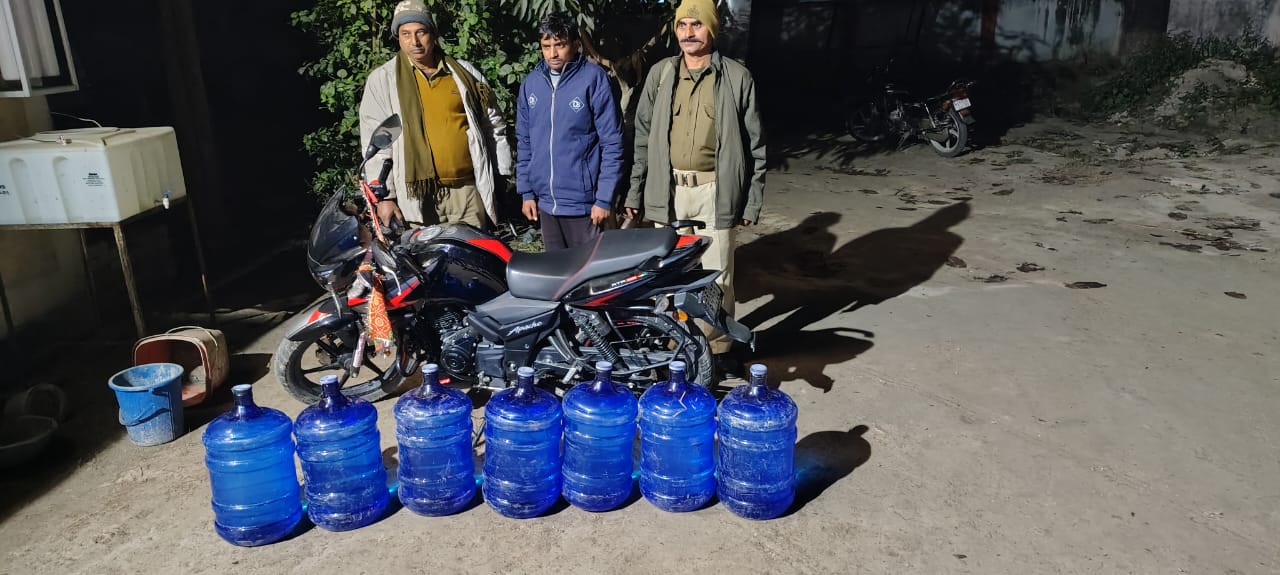 140 लीटर देशी शराब के साथ एक धंधेबाज गिरफ्तार।