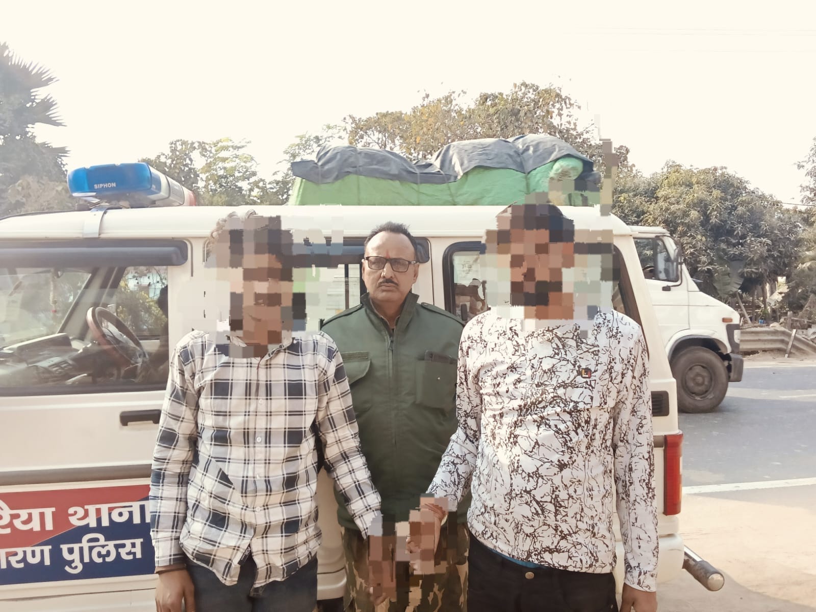 तरैया थानान्तर्गत कुल 135.150 ली0 अंग्रजी शराब एवं 01 चार पहिया वाहन बरामद कर 02 अभियुक्त गिरफ्तार।