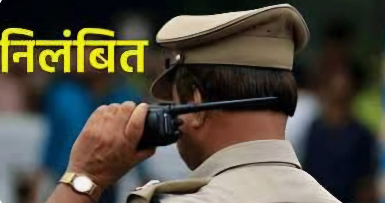 अवैध बालू परिवहन में संलिप्त सारण 02 पदाधिकारी सहित कुल 11 पुलिस पदाधिकारी / कर्मी निलंबित।