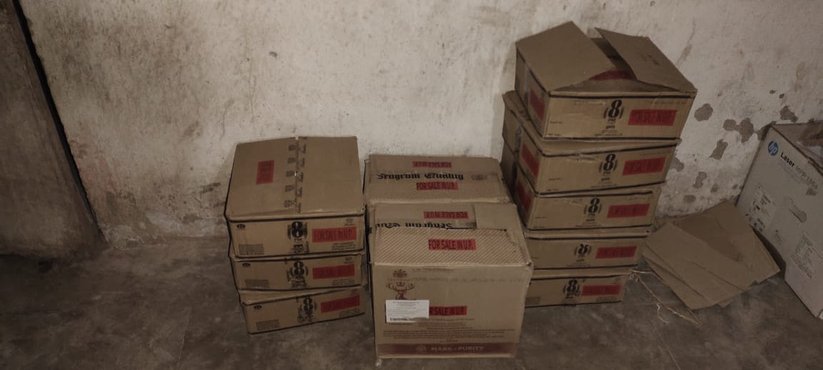 बड़हरा एकवना गंगा नदी घाट के समीप से भारी मात्रा में विदेशी शराब बरामद धंधेबाज फरार।
