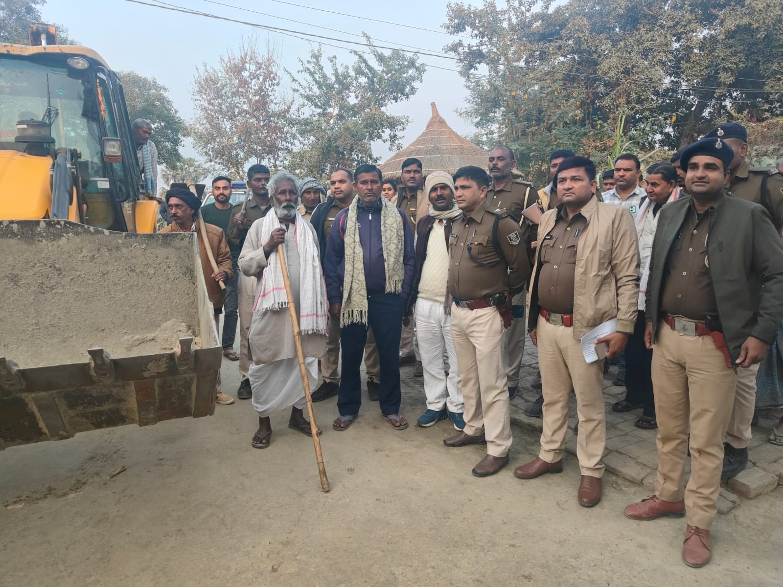 24 घंटे में विशेष अभियान चलाकर 415 वारंट, 79 कुर्की, 52 इश्तेहार एवं 266 सम्मन का किया गया निष्पादन।