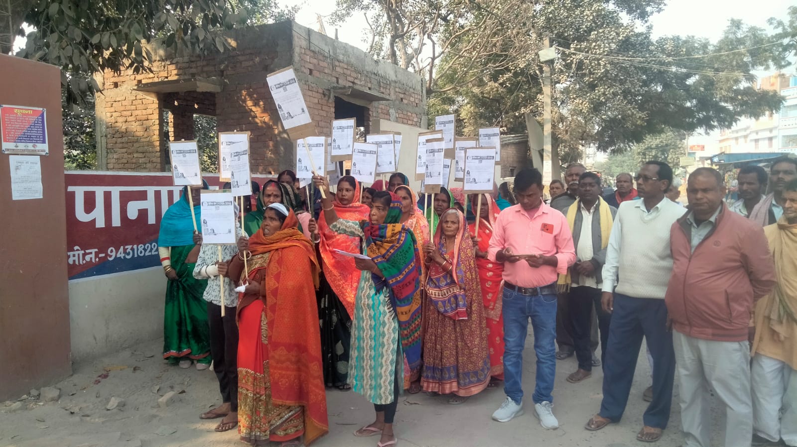 आरोपितों के खिलाफ कार्रवाई नही करने के विरोध में नोनिया सेना के बैनर तले थाने पर प्रदर्शन ।