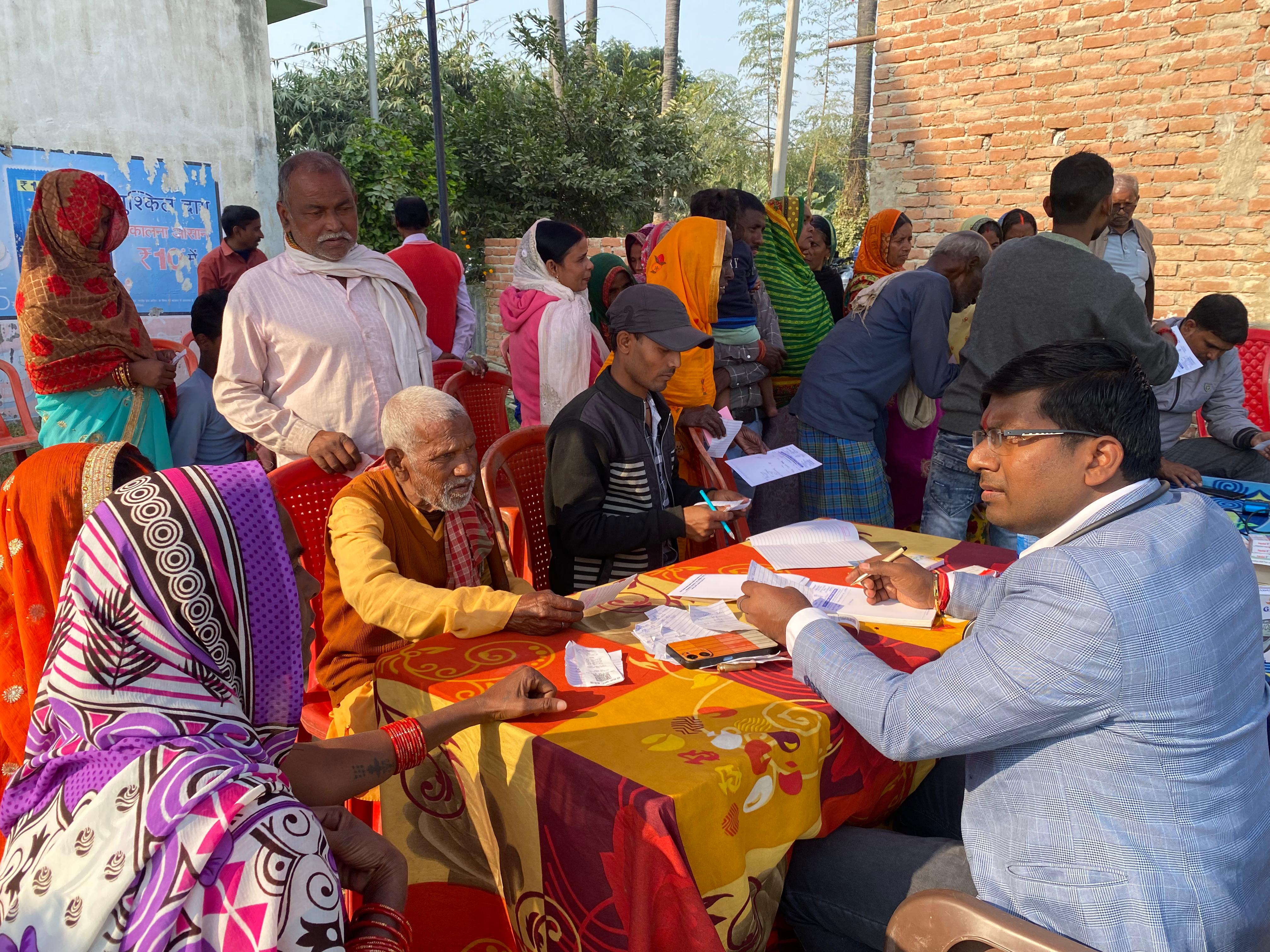 आरोग्यधाम छपरा के सौजन्य से माला गांव में निःशुल्क चिकित्सा शिविर का आयोजन।
