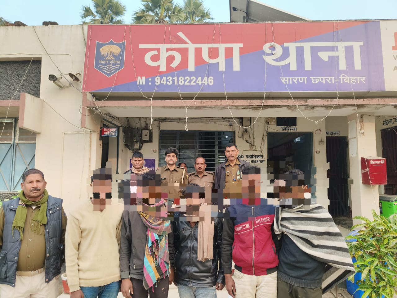 कोपा थानान्तर्गत आभूषण दुकान में चोरी के कांड का सफल उद्भेदन कर 05 अभियुक्त गिरफ्तार।