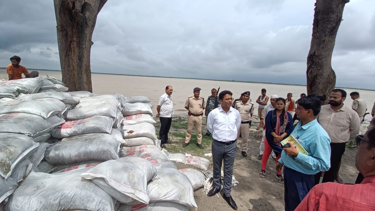 डीएम ने किया सारण तटबंध का किया निरीक्षण ,सतत निगरानी का दिया आदेश ।