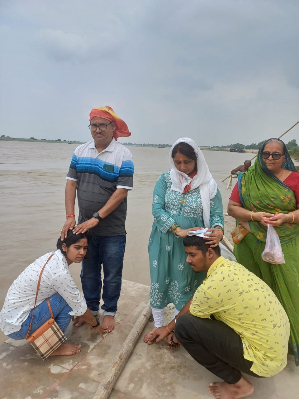 बेटे बेटियों ने की मां-बाप की पूजा।