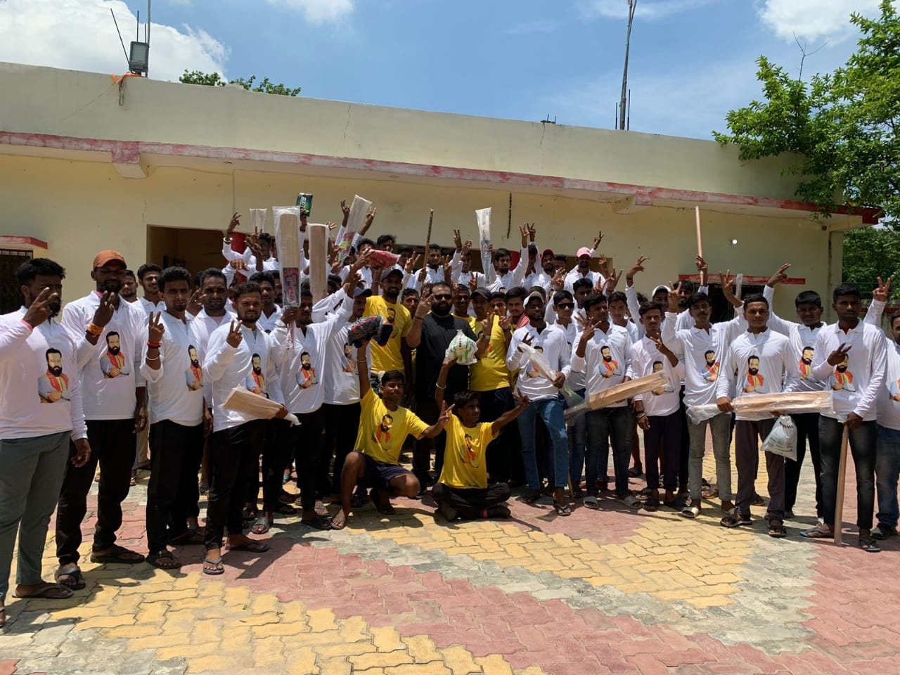 बखोरापुर गांव मे समाजसेवी सह उद्योगपति ने 11 गांव के खिलाड़ियों को खेल सामग्री वितरण किया गया।