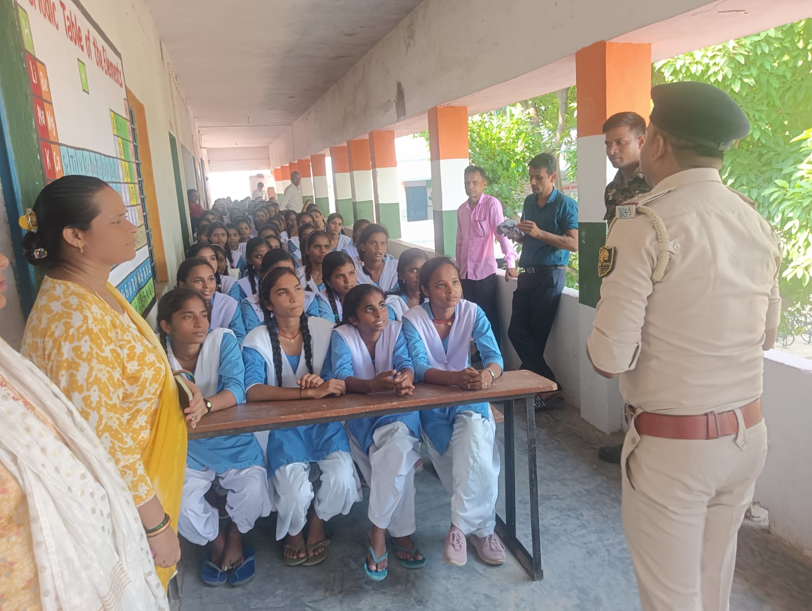 ख्वासपुर पुलिस द्वारा 10+2 विद्यालय में शिक्षक व छात्रों को नये कानून को बताया गया।