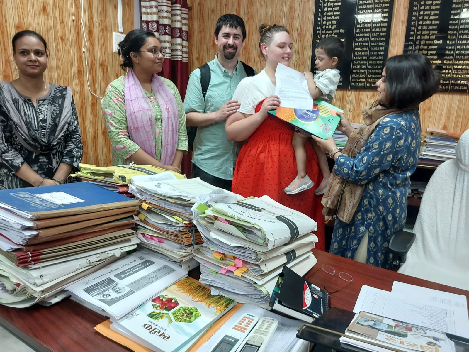 जरूरतमंद अभिभावकों ने बच्चे को लिया गोद,दंपत्ति जोड़ा को डीडीसी ने सौंपा बच्चा।