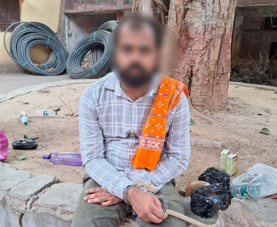 कोईलवर बालू लदे ट्रक मालिक ह*त्या के आरोप मे खनन विभाग के बोलेरो गाड़ी चालक गिरफ्तार।