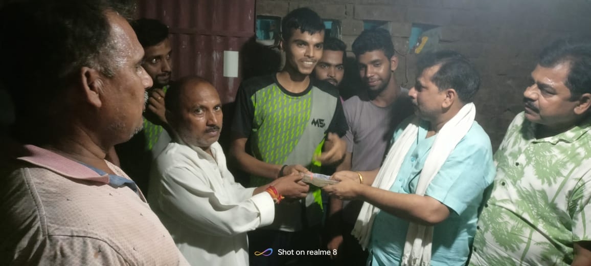 गिद्धा गांव के लगभग 30 खिलाड़ियों को समाज सेवी अशोक सिंह ने खेल सामग्री का किया वितरण।