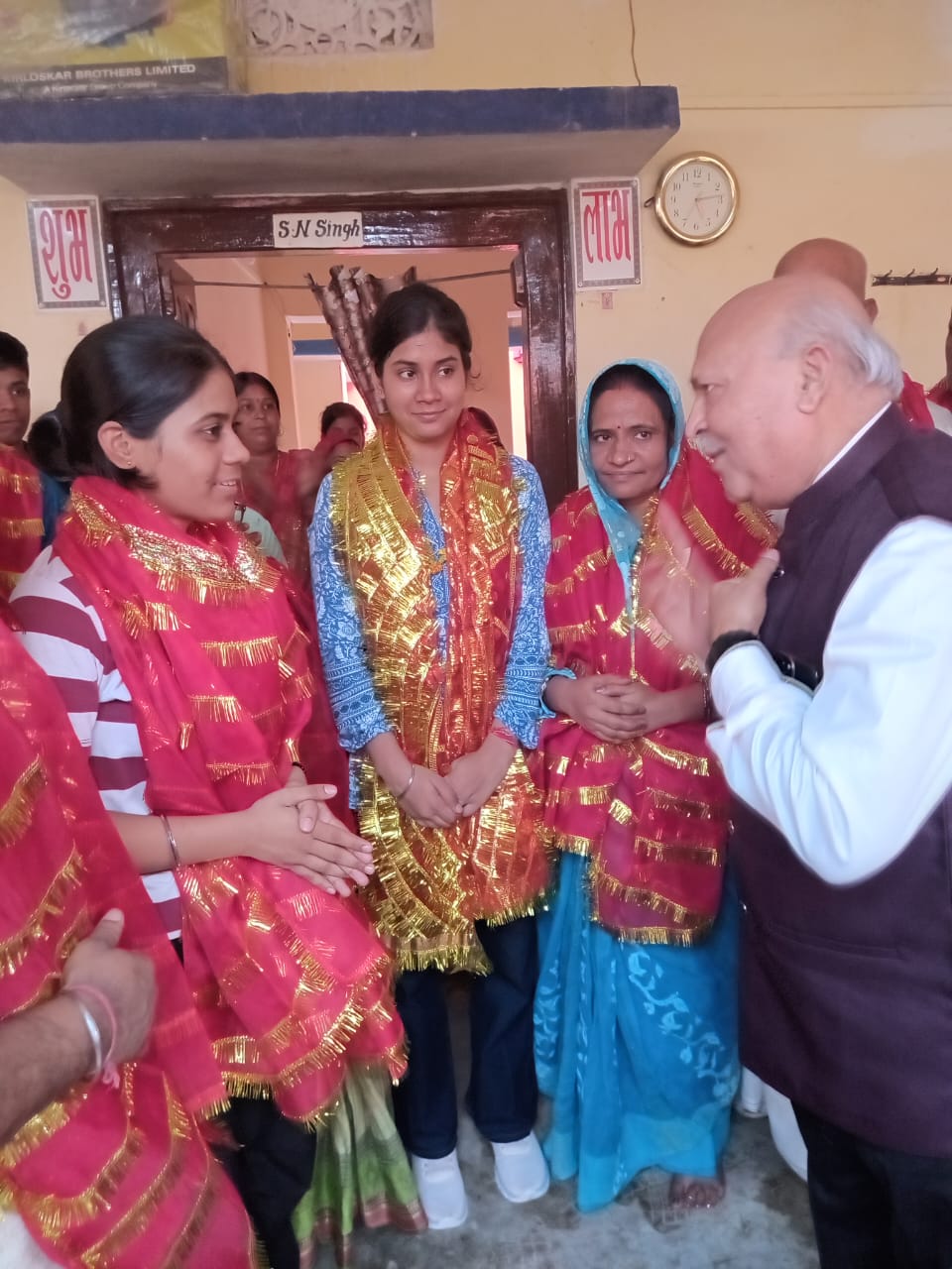 बखोरापुर काली मंदिर ट्रस्ट के अध्यक्ष ने अधिकारी बनी बिटिया मनीषा को सम्मानित किया।