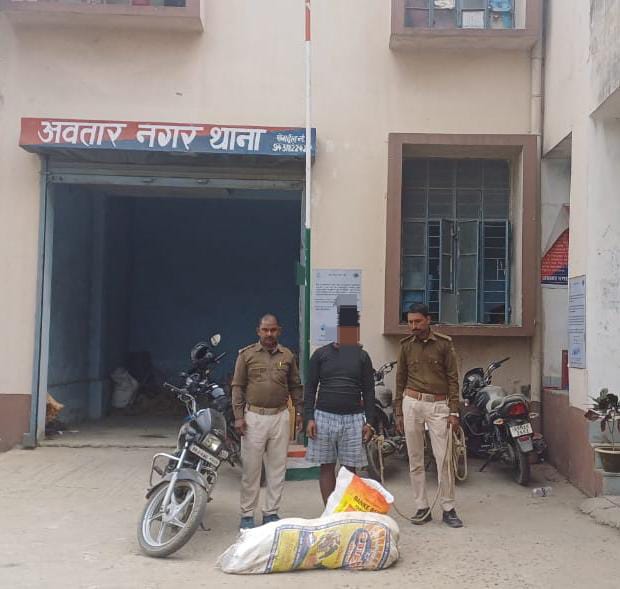 चोरी के मोटरसाईकिल एवं कुल 130 ली0 देशी शराब बरामद कर 01 अभियुक्त को किया गया गिरफ्तार।