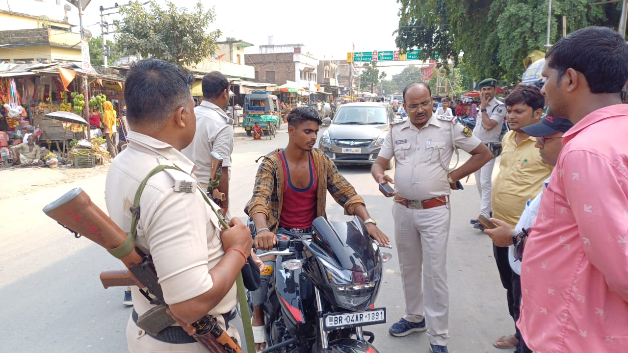 दुर्गा पूजा को लेकर चलाया गया सघन बाइक चेकिंग अभियान, 17 हजार का कटा चालान।