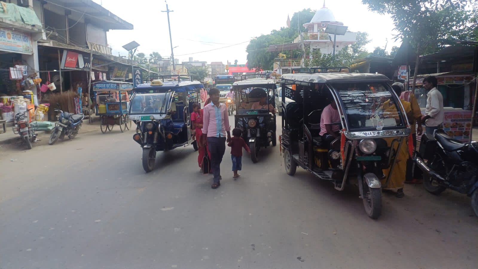 प्रशासन की अनदेखी से राहगीरों के लिए मुसीबत बने ऑटो व ई रिक्शा।