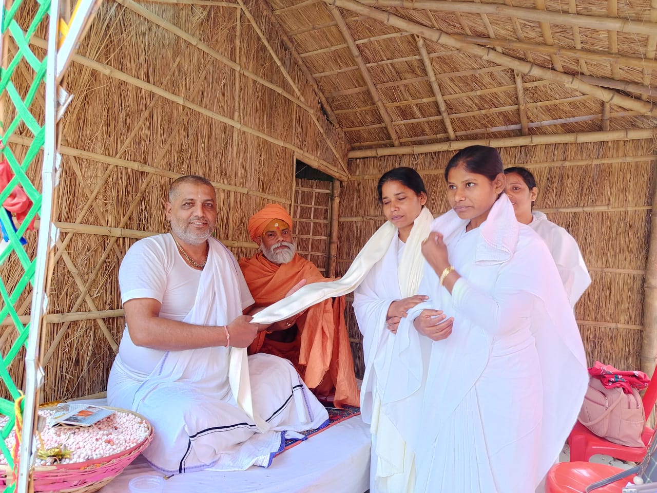 मसरख में नौ दिवसीय श्री रुद्रा महायज्ञ के समापन के पर बीके आराधना और पूनम बहन को किया सम्मानित: