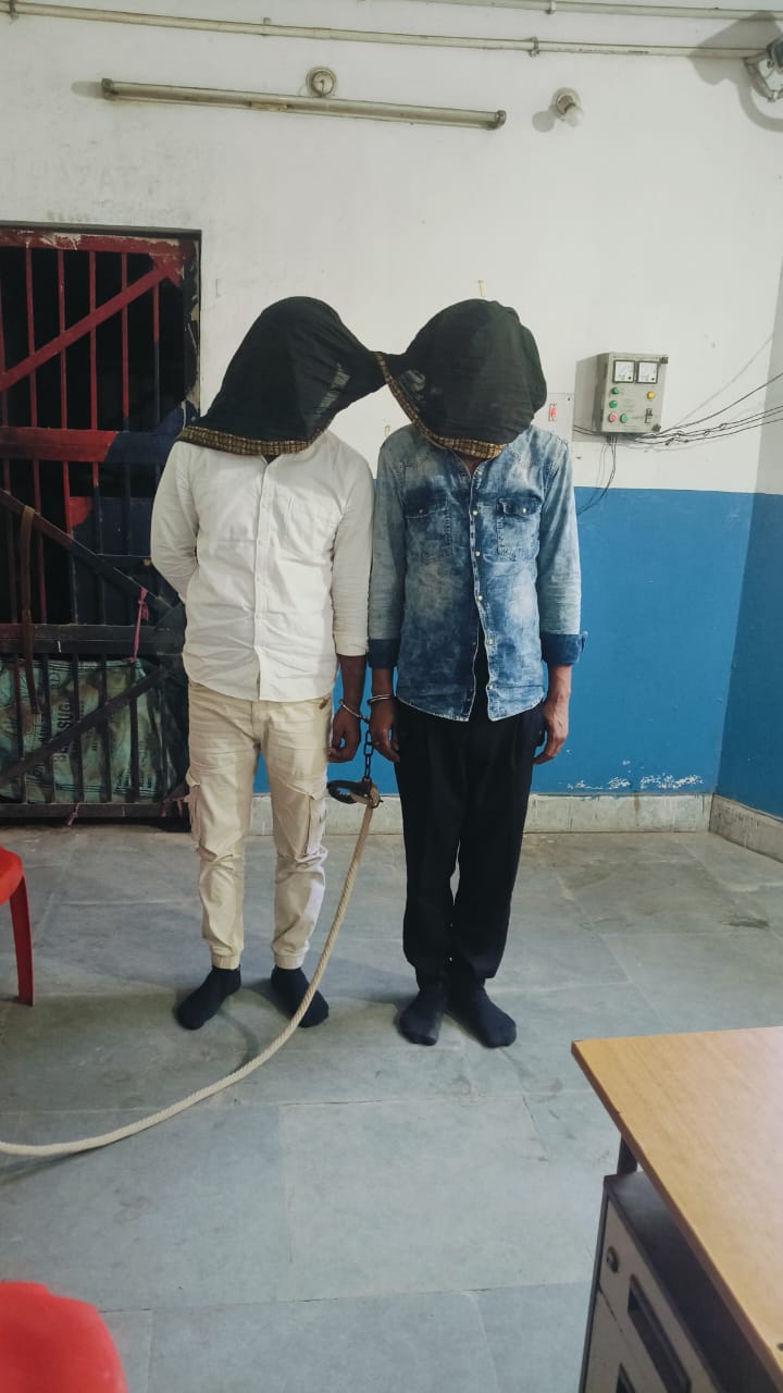 कोईलवर मे कार से भारी मात्रा में विदेशी शराब के साथ दो धंधेबाज गिरफ्तार जेल।