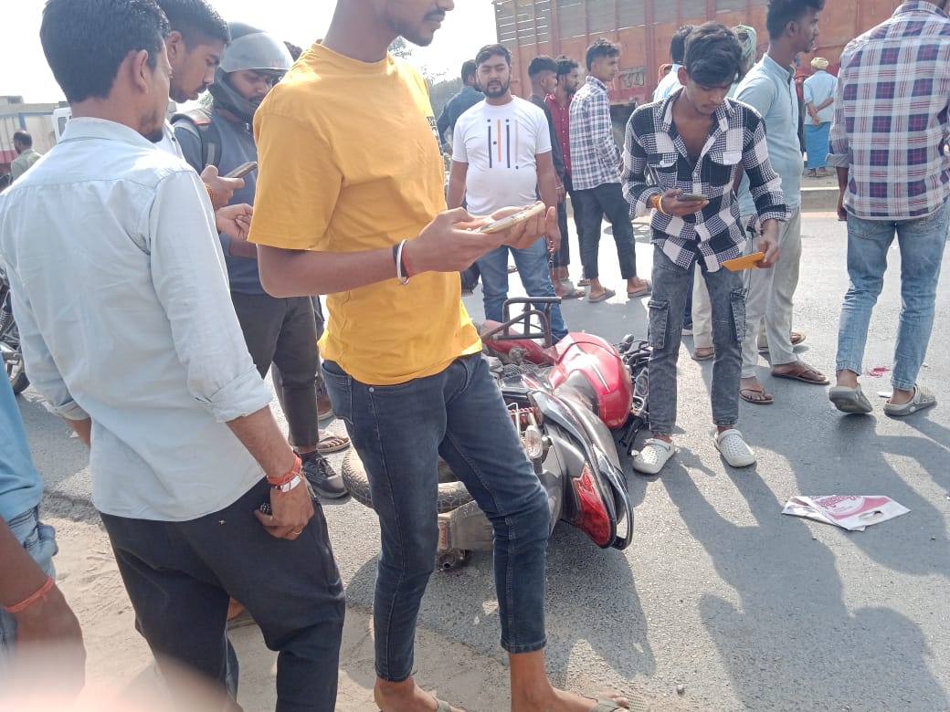 कोईलवर मे अनियंत्रित ट्रक के चपेट में आने से एक बाइक सवार युवक की मौत, दूसरा गंभीर जख्मी।