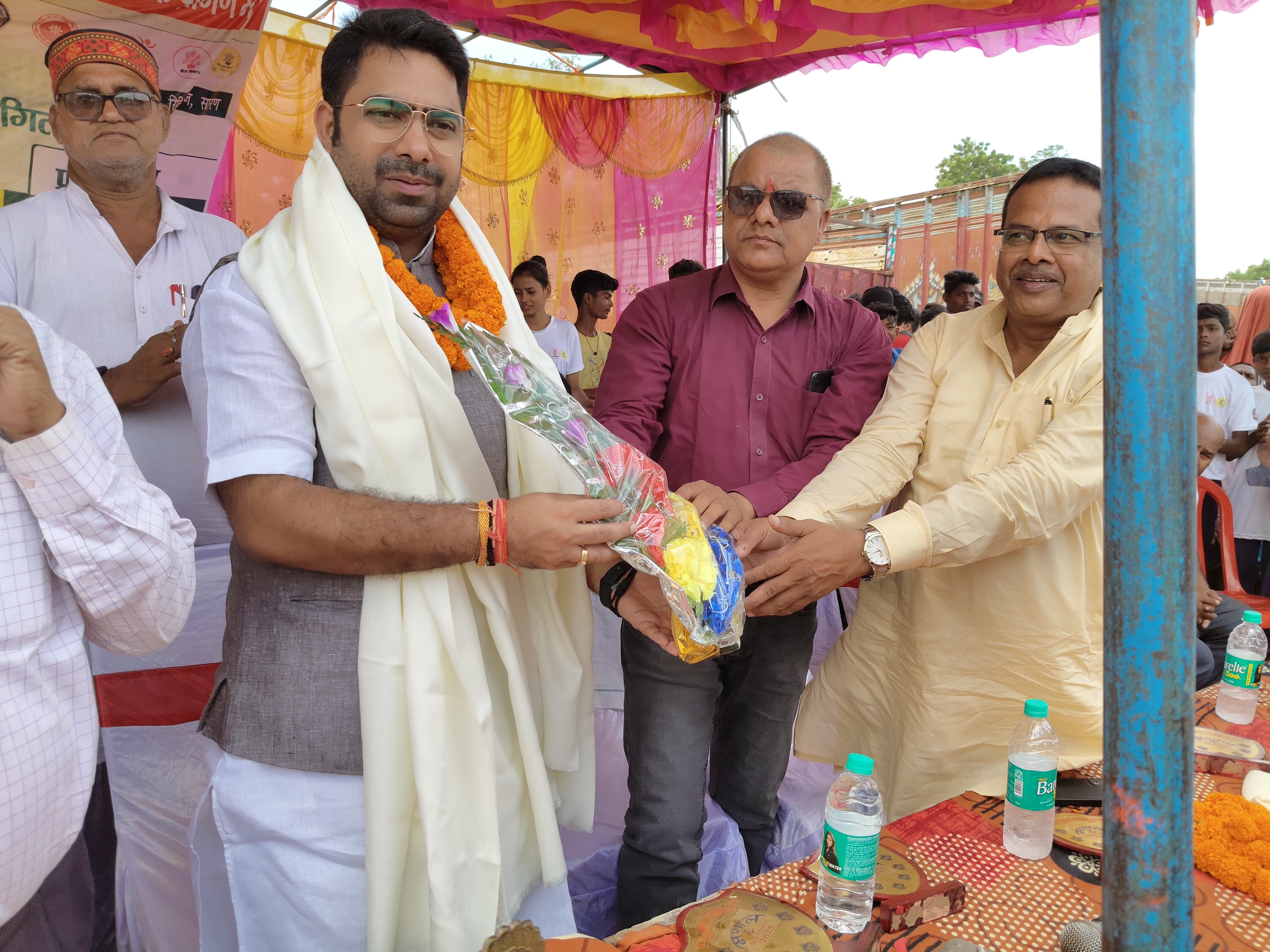 प्रखंड प्रमुख डॉ राहुल राज ने रिविलगंज सेमरिया में किया भव्य मशाल कार्यक्रम का उद्घाटन: