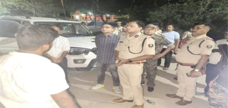 गरखा थानान्तर्गत दो पक्षों के बीच घटित घटना का डीआईजी, डीएम एवं एसएसपी सारण ने किया निरीक्षण।