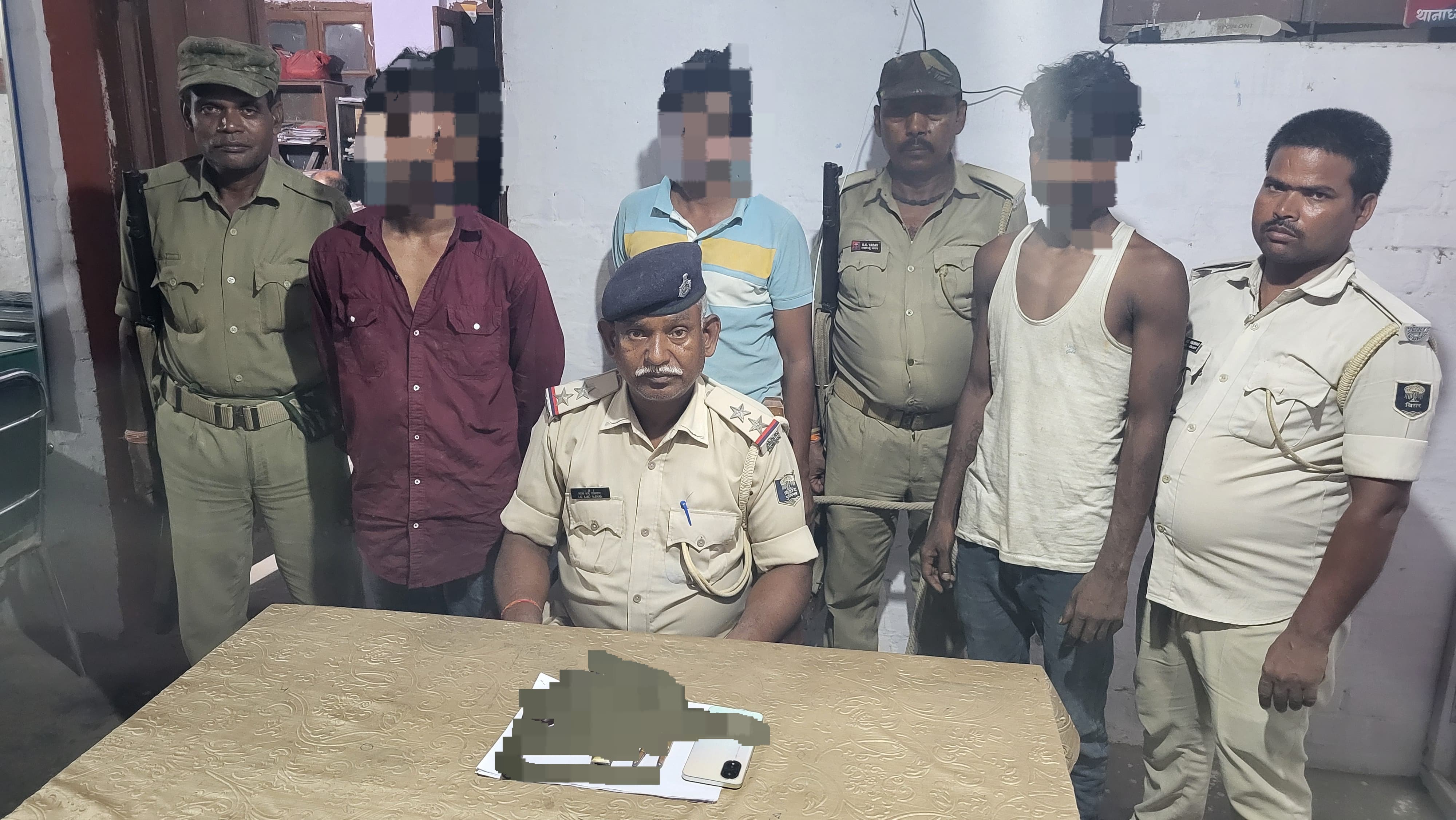 मढ़ौरा मे वाहन चेकिंग के क्रम में अवैध हथियार बरामद कर 03 अभियुक्त गिरफ्तार।