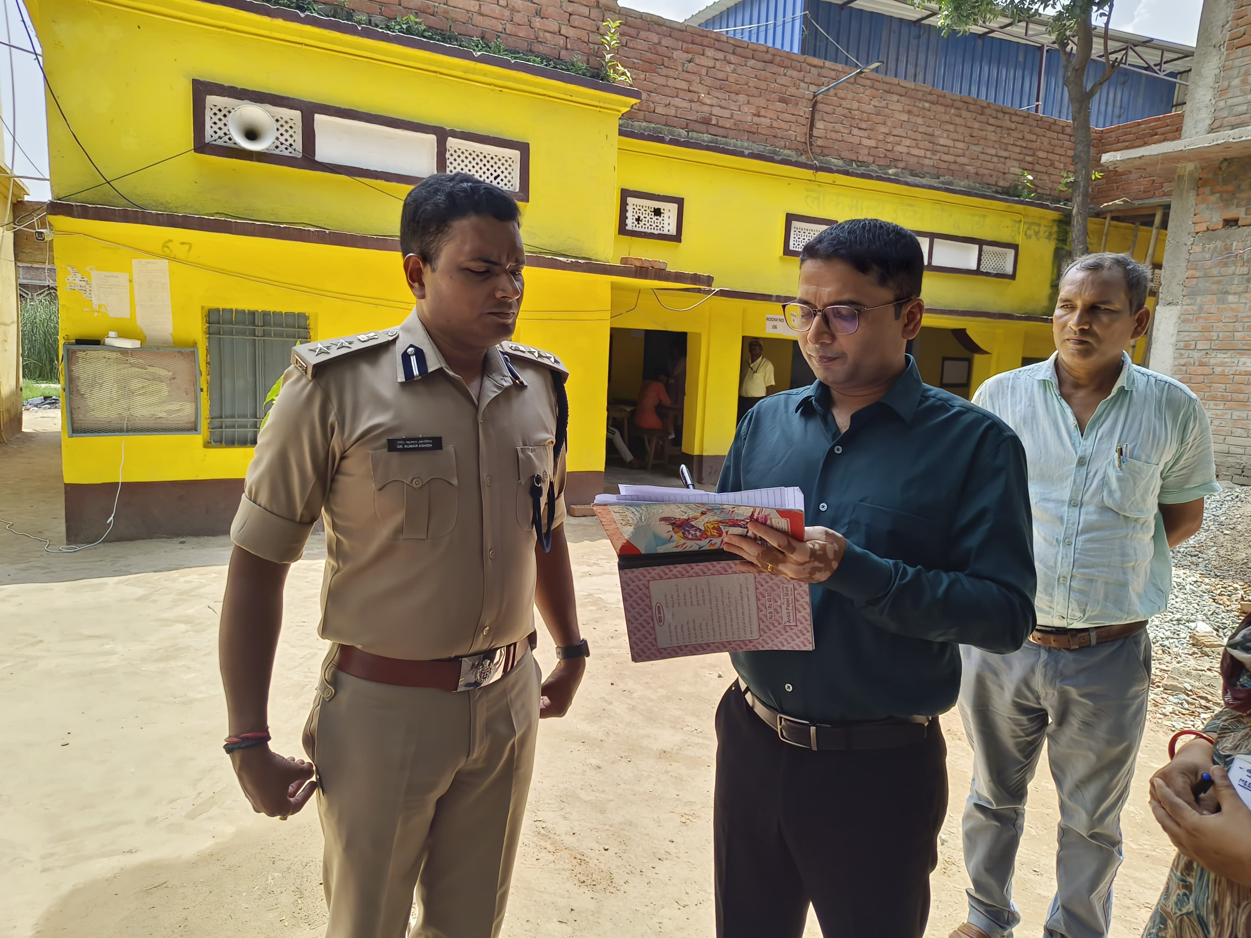 सिपाही भर्ती परीक्षा को लेकर DM व SP ने विभिन्न परीक्षा केन्द्रों का किया निरीक्षण।