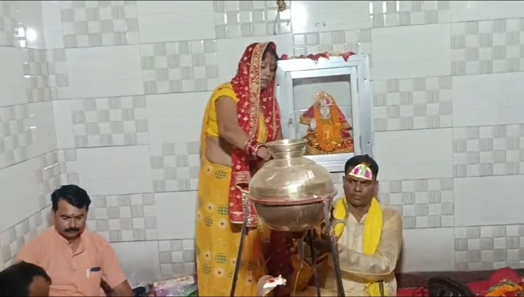मंदिर निर्माण के वार्षिकोत्सव पर रूद्राभिषेक एवं महाआरती का आयोजन।