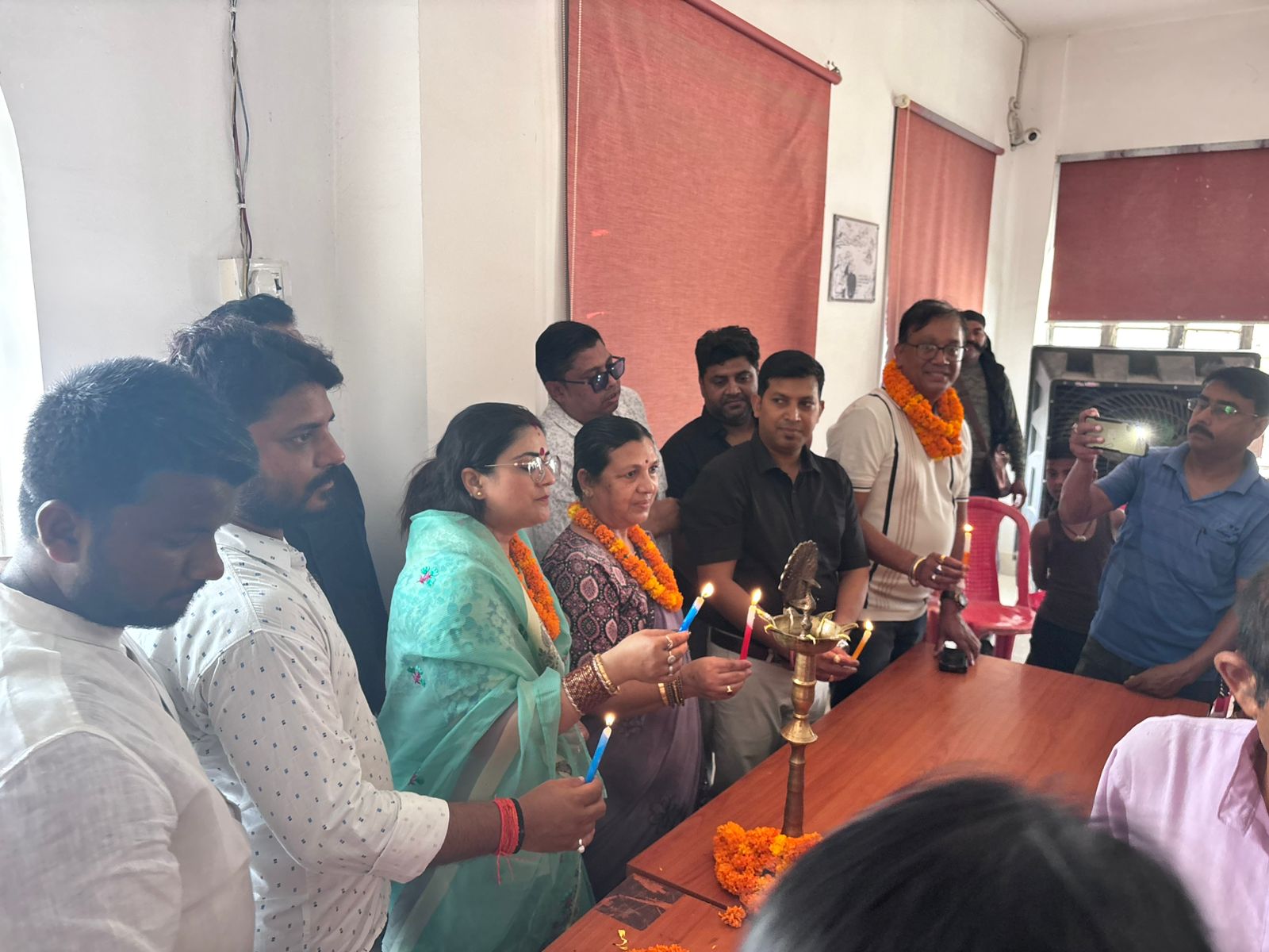 राखी गुप्ता वरुण प्रकाश ने सिताब दियरा में गांव में दूसरी बार लगाया निःशुल्क आँख जांच शिविर।