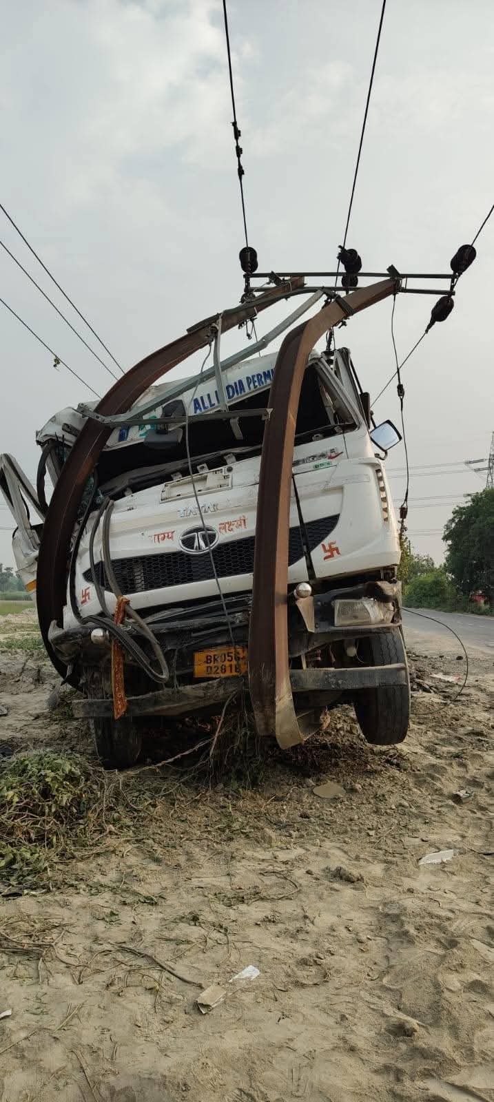 मशरक में अलग-अलग जगहों पर सड़क दुघर्टना में गाड़ियां क्षतिग्रस्त।
