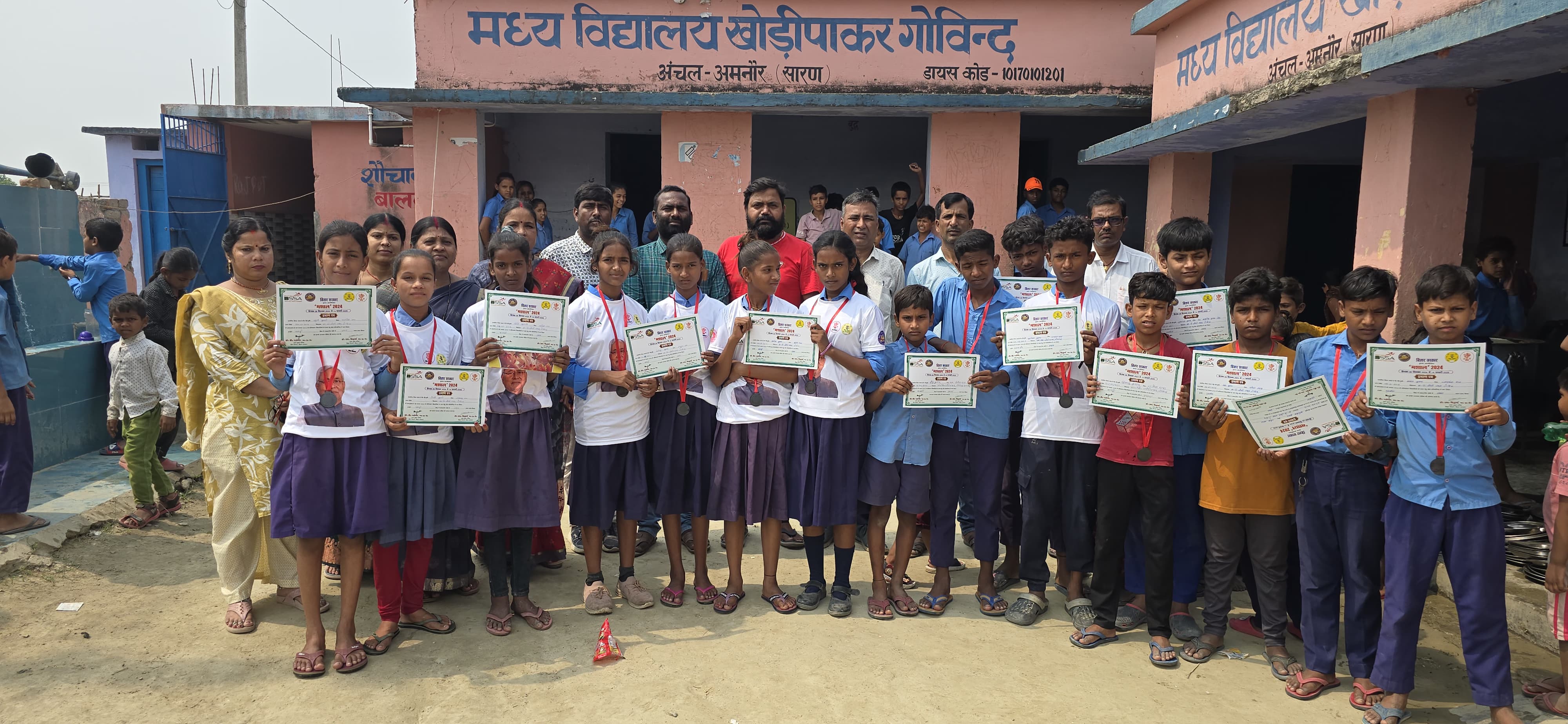 मशाल खेल में विजयी खिलाड़ियों को उपप्रमुख सरपंच उपसरपंच ने किया सम्मानित।