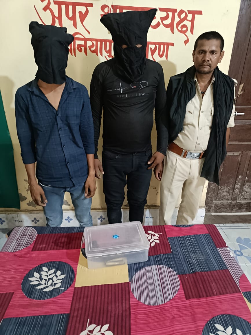आर्केस्ट्रा में अवैध हथियार प्रदर्शन कर रहे 02अभियुक्त देशी कट्टा के साथ गिरफ्तार।