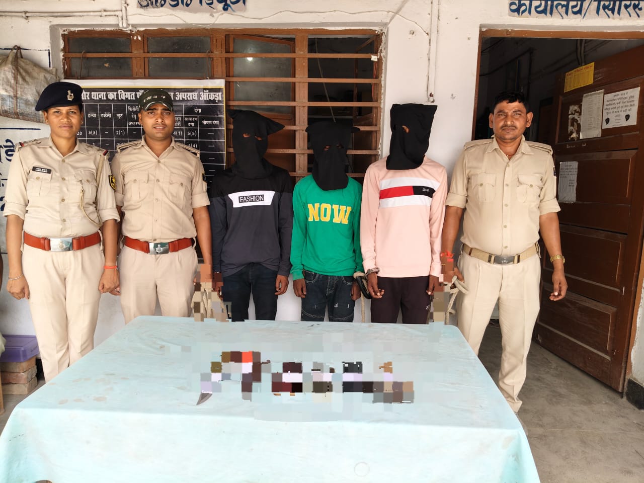 03 अपराधकर्मी अवैध हथियार, जिन्दा कारतूस, चाकू एवं हथौड़ी के साथ गिरफ्तार।