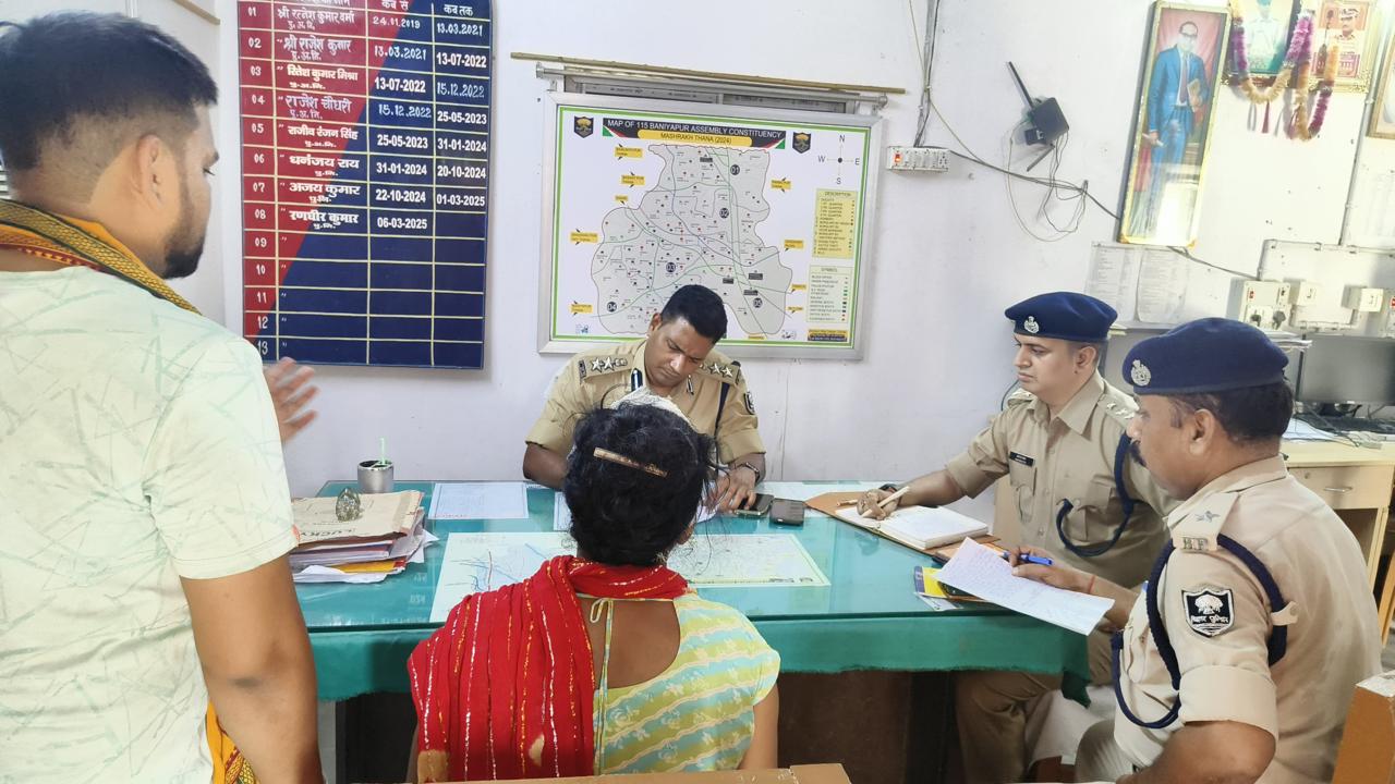 मशरक थाना में आयोजित जन सुनवाई में एसएसपी ने सुनी जनता की शिकायतें।