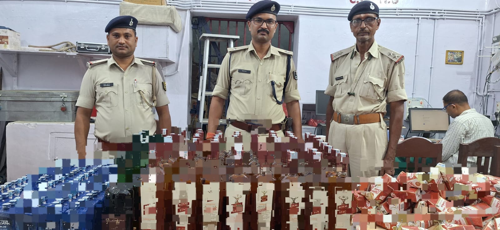 सोनपुर थाना अंतर्गत कुल 103.8 लीटर अंग्रेजी शराब के साथ 02 दो पहिया वाहन जप्त।