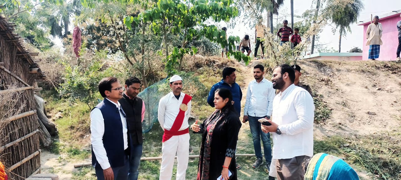 सारण तटबंध पर शरण लिए भूमिहीन परिवारों को उपलब्ध करायी जायेगी जमीन ।