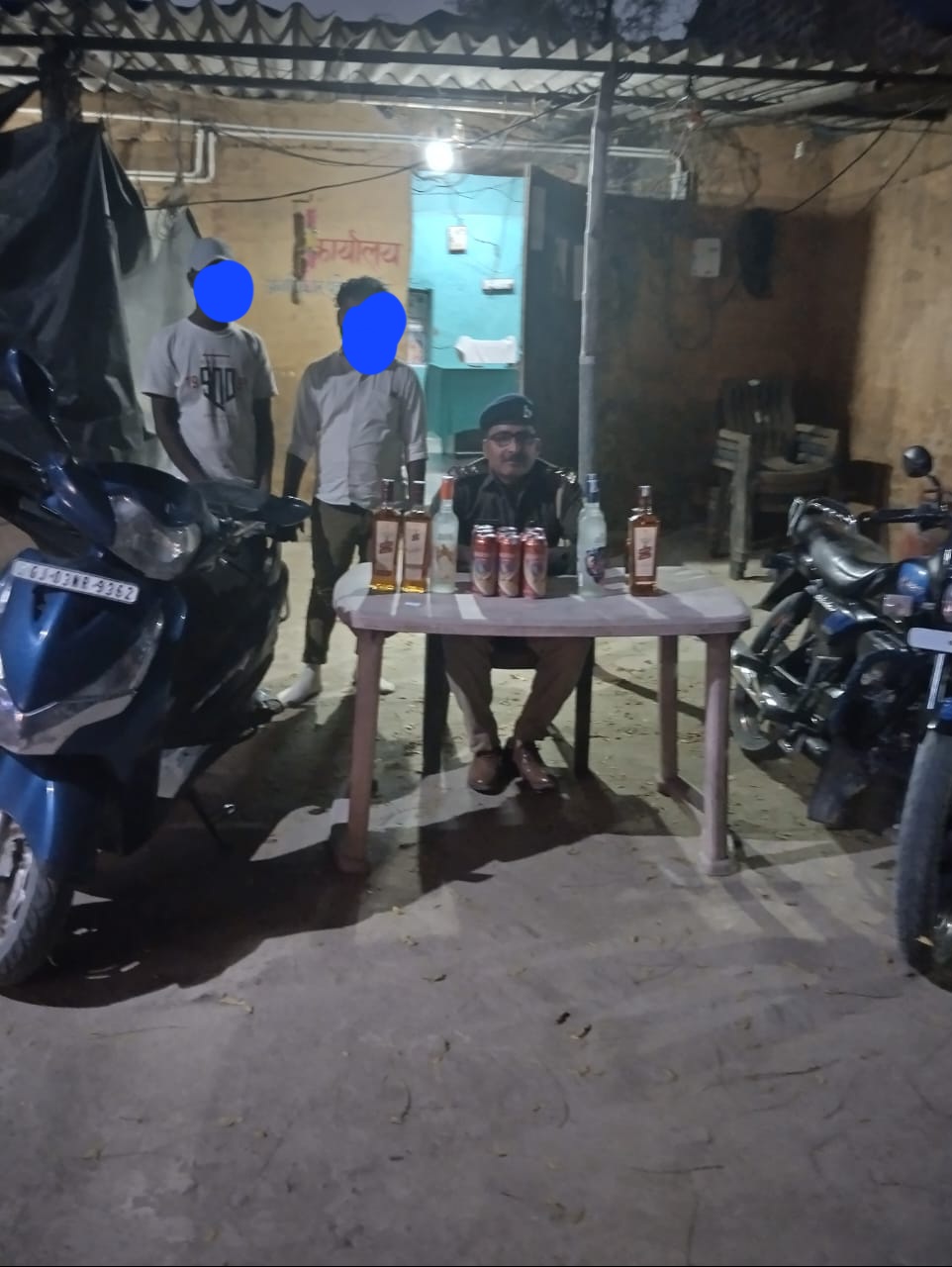 ख्वासपुर मे दो बाइक व विदेशी शराब के साथ दो धंधेबाज गिरफ्तार जेल।