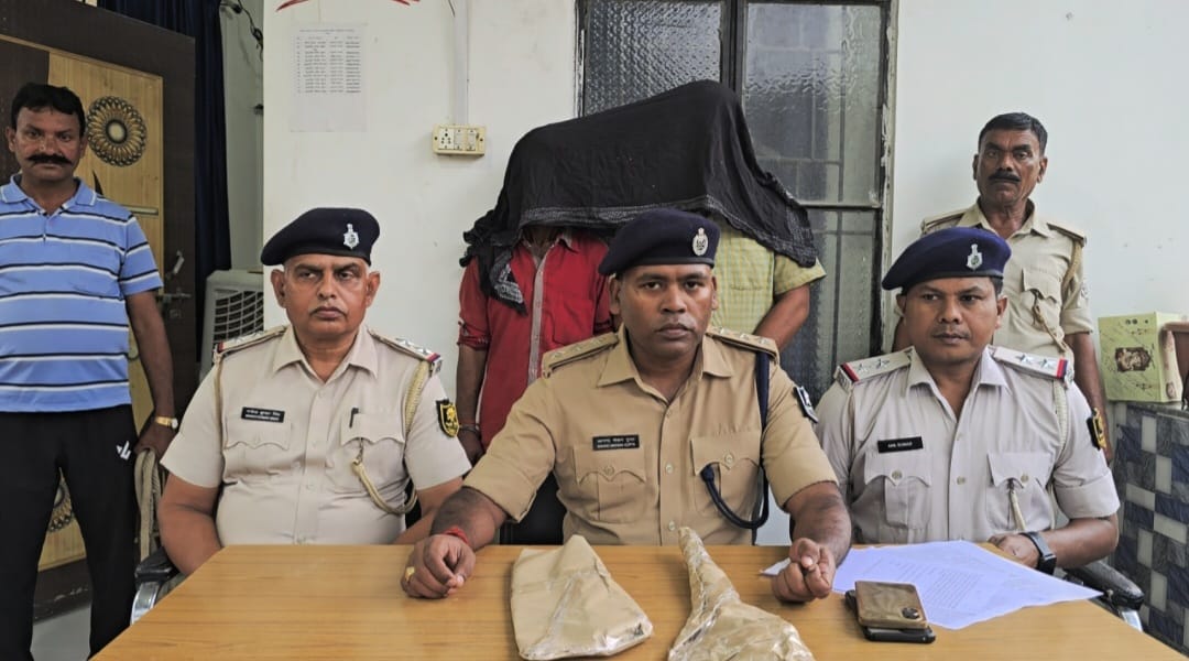 मीरगंज चौकीदार हत्या कांड का 02 अभियुक्त गिरफ्तार एवं घटना में प्रयुक्त कुल्हाड़ी बरामद।