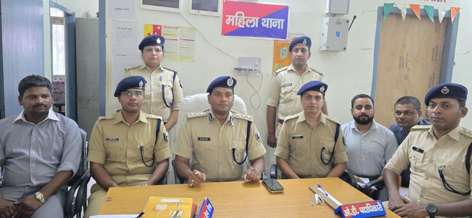 आर्केस्ट्रा ग्रुप पर छापेमारी में 17 नाबालिग लड़कियां मुक्त।