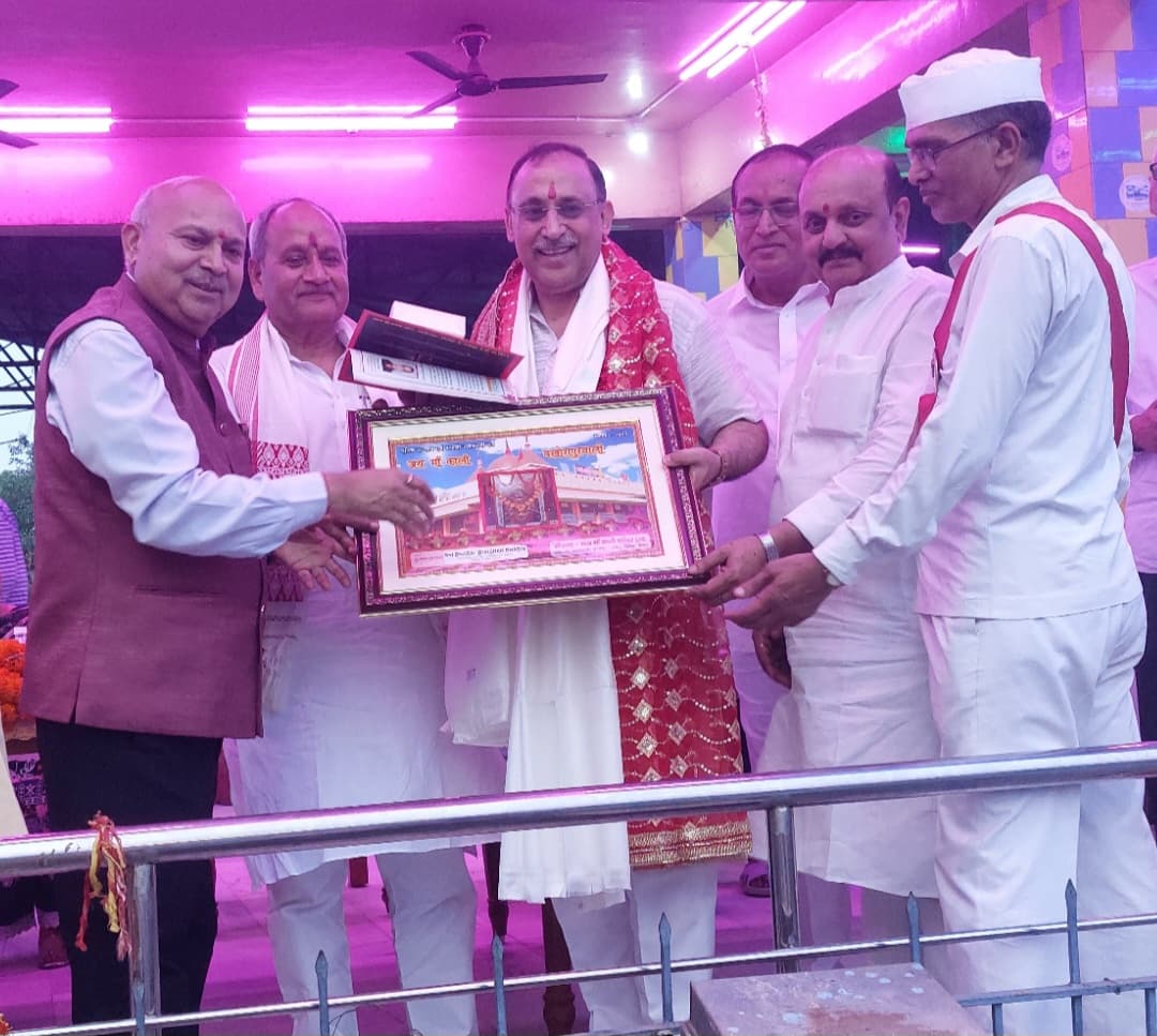 बखोरापुर काली मंदिर मे जजों ने पूजा अर्चना।ट्रस्ट ने किया सम्मानित।