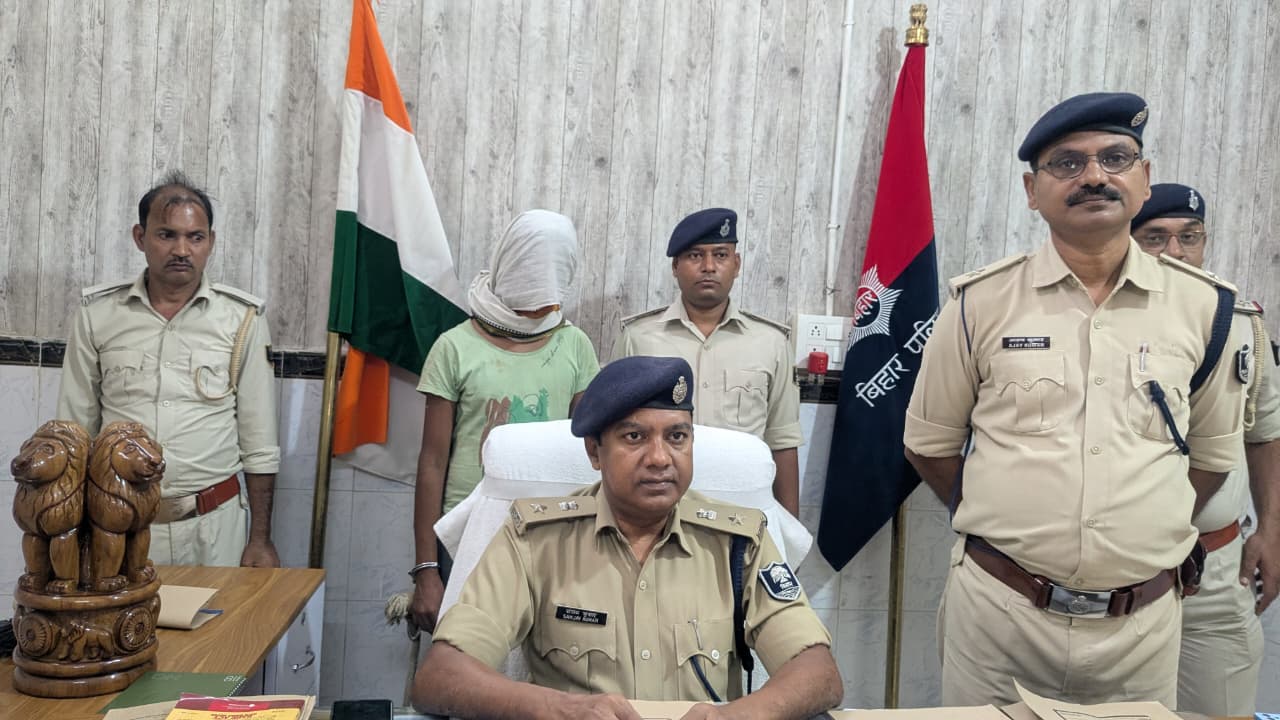 सारण पुलिस ने हत्या कांड के नामजद अभियुक्त को चाकू के साथ किया गिरफ्तार।