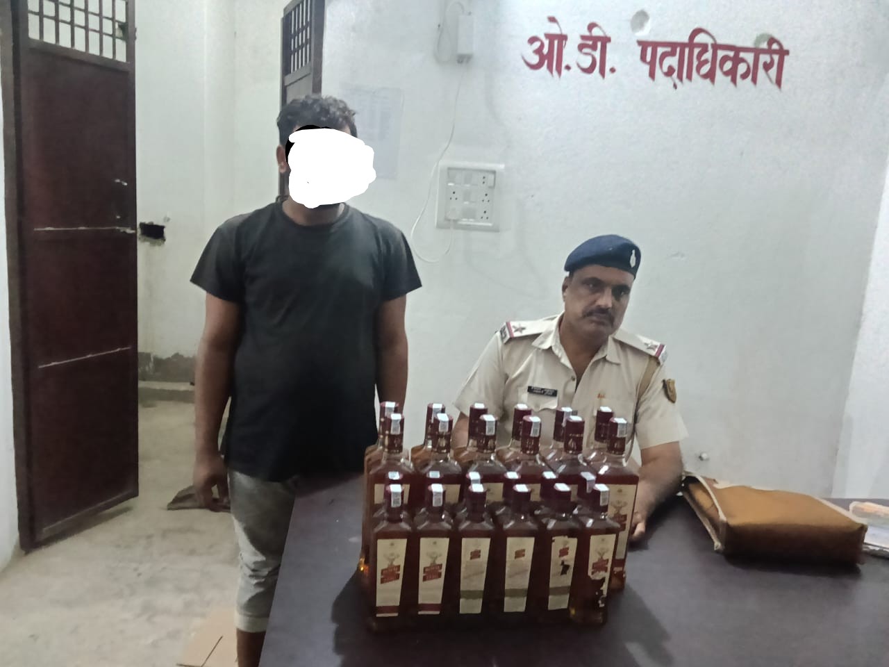 बबुरा मे विदेशी शराब के साथ धंधेबाज व एक वारंटी गिरफ्तार जेल।