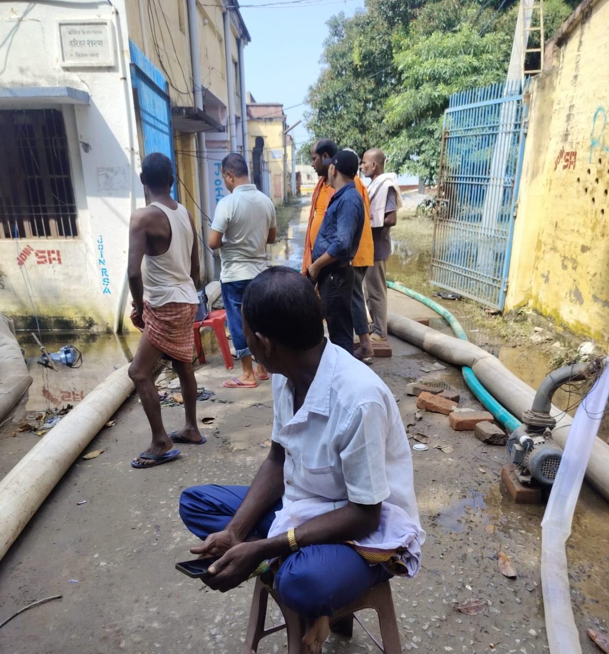 भारी बारिश के बाद जल जमाव को नगर प्रशासन ने वार्डो से की जल निकासी।