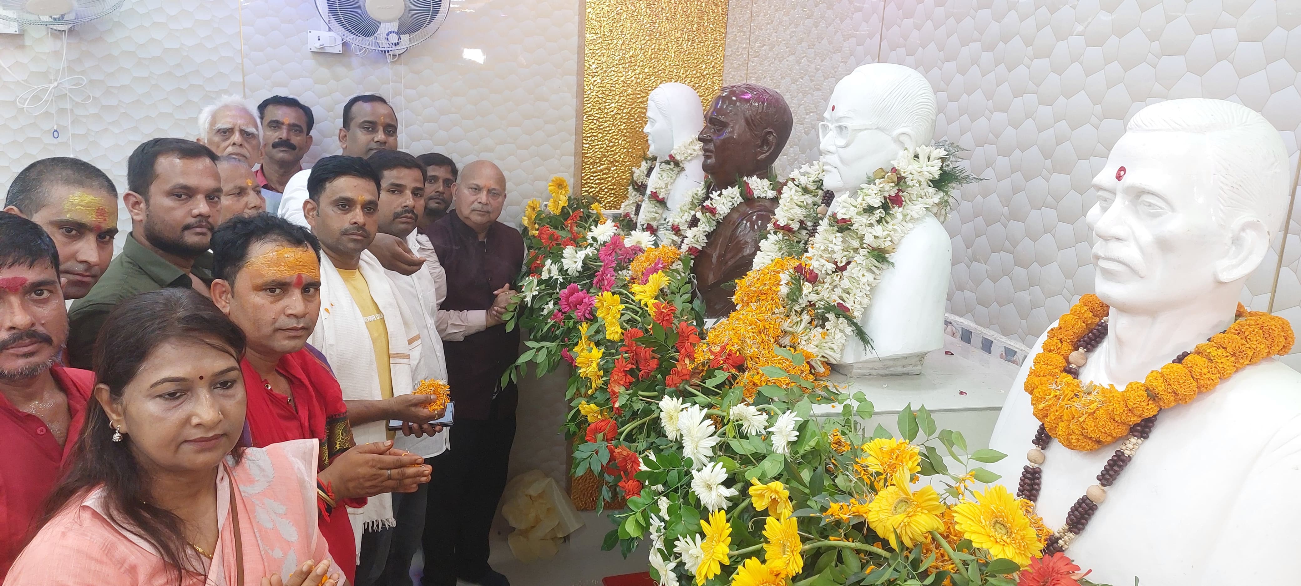 जय मां काली बखोरापुर मंदिर ट्रस्ट का नाम स्वार्णाक्षरों में अंकित।