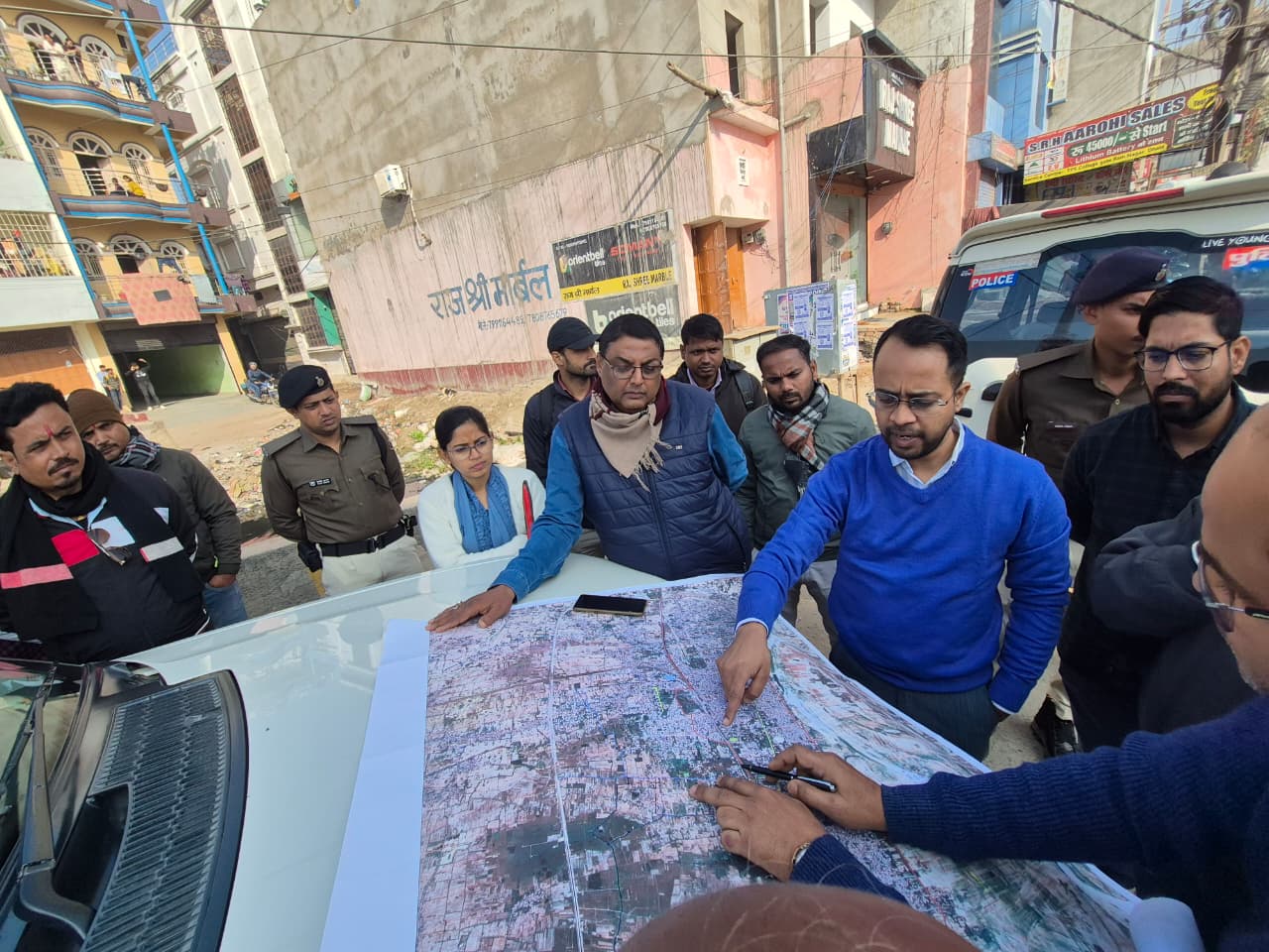 जिलाधिकारी व नगर आयुक्त ने खनुआ नाला का किया निरीक्षण।