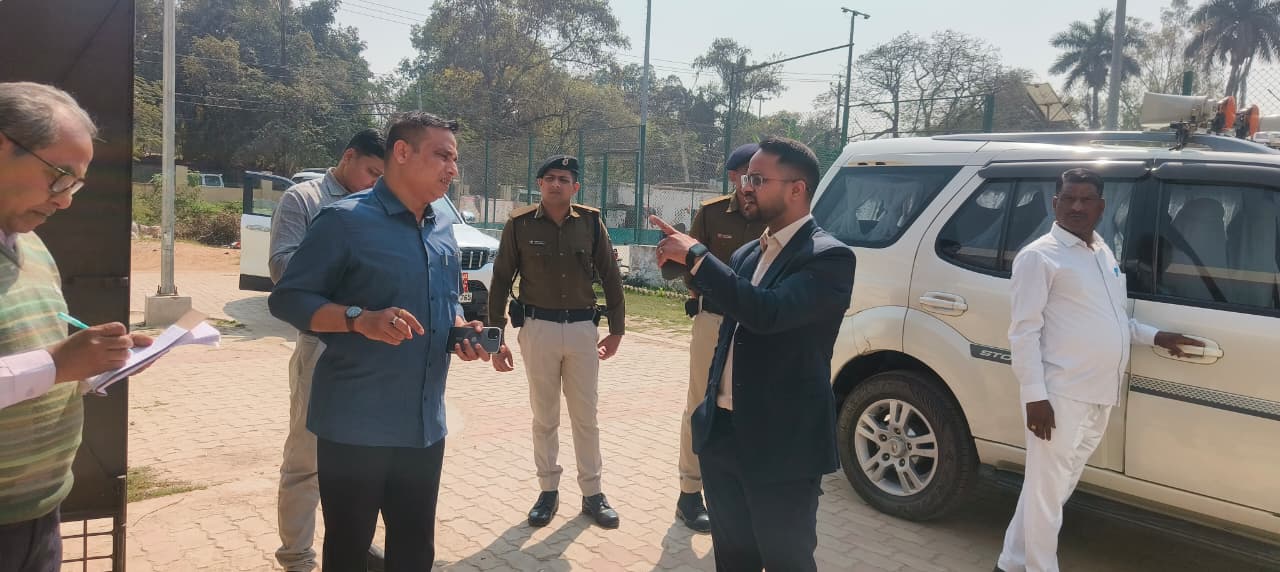 जिलाधिकारी ने राजकीय बालिका प्लस टू माध्यमिक विद्यालय, छपरा का किया निरीक्षण।