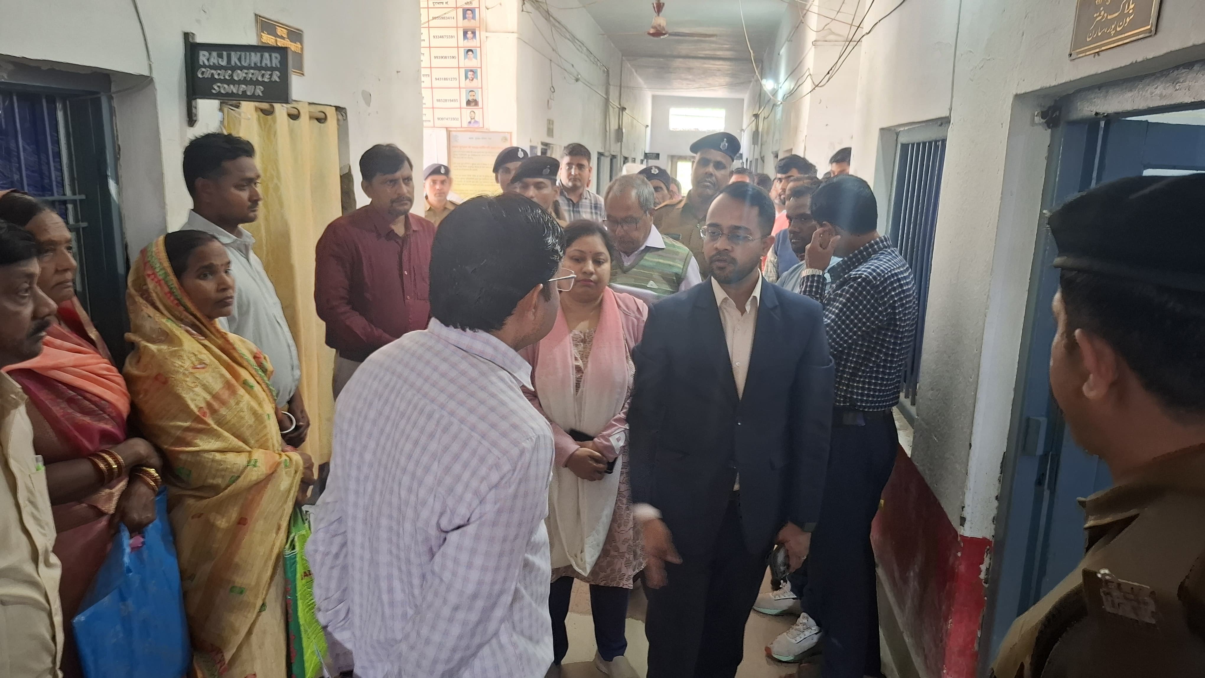 जिलाधिकारी ने सोनपुर प्रखंड सह अंचल कार्यालय का किया औचक निरीक्षण।