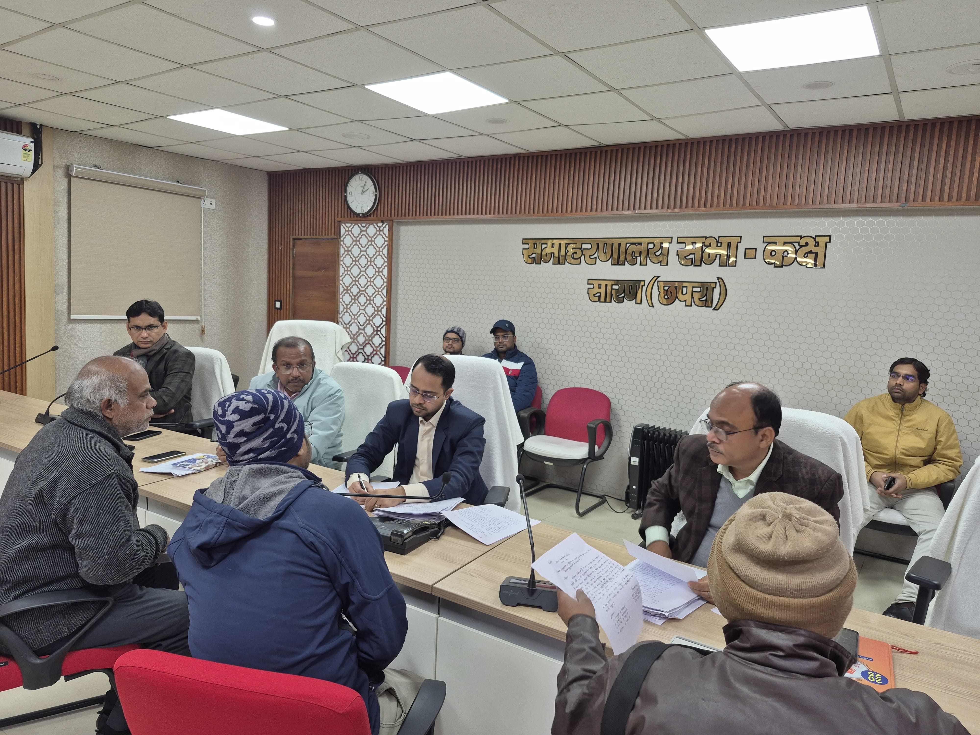जिलाधिकारी के साप्ताहिक जनता दरबार में 44 आवेदकों ने रखी अपनी समस्याएं।