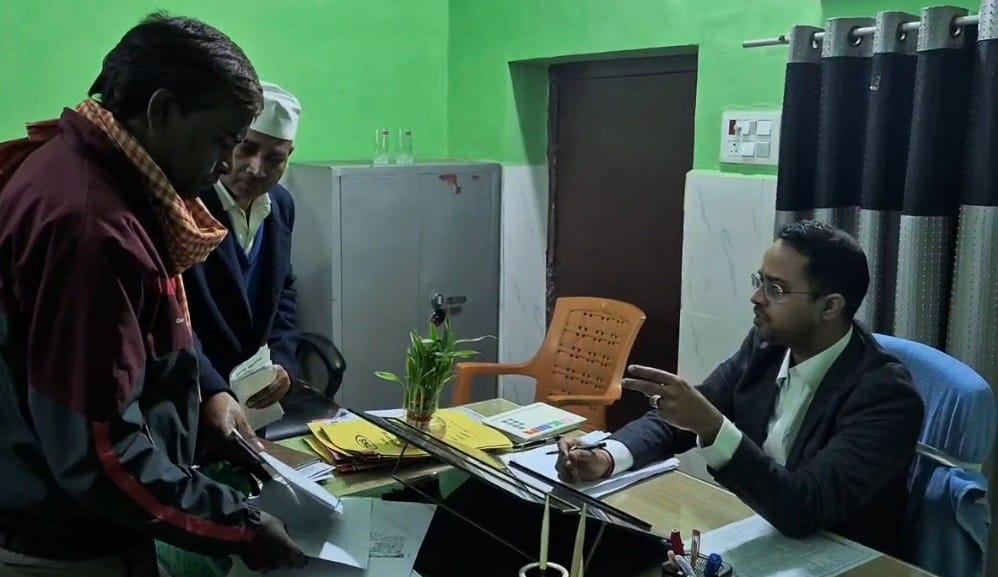 जिलाधिकारी सारण ने बनियापुर प्रखंड एवं अंचल कार्यालय का किया निरीक्षण।